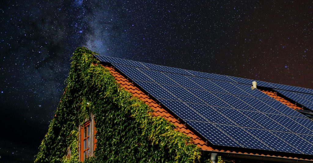 https://freedomforever.com/wp-content/uploads/2019/11/will-solar-panels-keep-electricity-on-during-a-power-outage-post-1024x532.jpg
